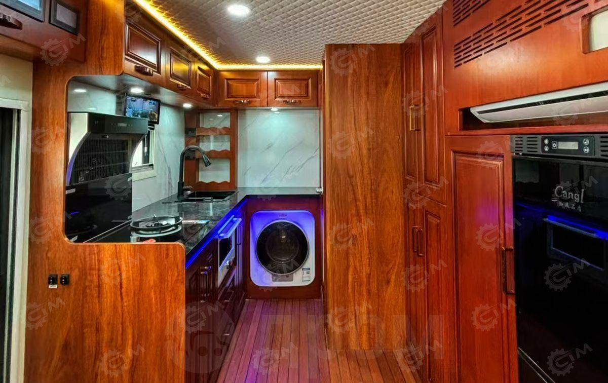 Isuzu Elf - Полуинтегрированный автодом: фото 5 Isuzu Elf - Полуинтегрированный автодом: фото 5