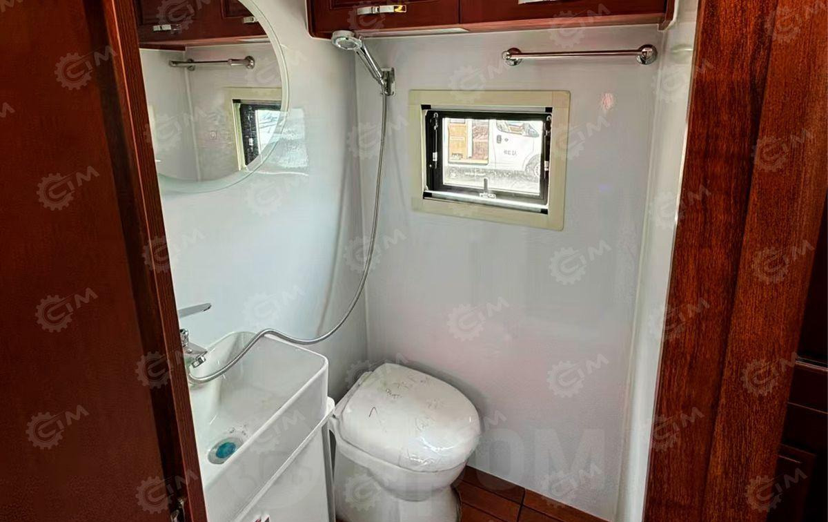 Isuzu Elf - Полуинтегрированный автодом: фото 4 Isuzu Elf - Полуинтегрированный автодом: фото 4