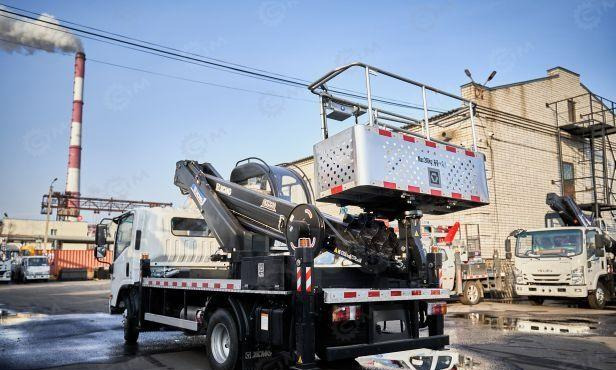 Isuzu Elf - Грузовик с подъемником: фото 2 Isuzu Elf - Грузовик с подъемником: фото 2