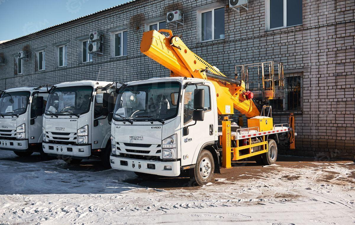 Isuzu Elf - Грузовик с подъемником: фото 1 Isuzu Elf - Грузовик с подъемником: фото 1