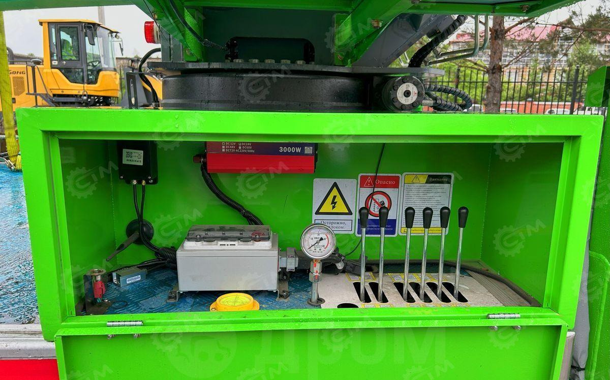 Isuzu Elf - Грузовик с подъемником: фото 4 Isuzu Elf - Грузовик с подъемником: фото 4