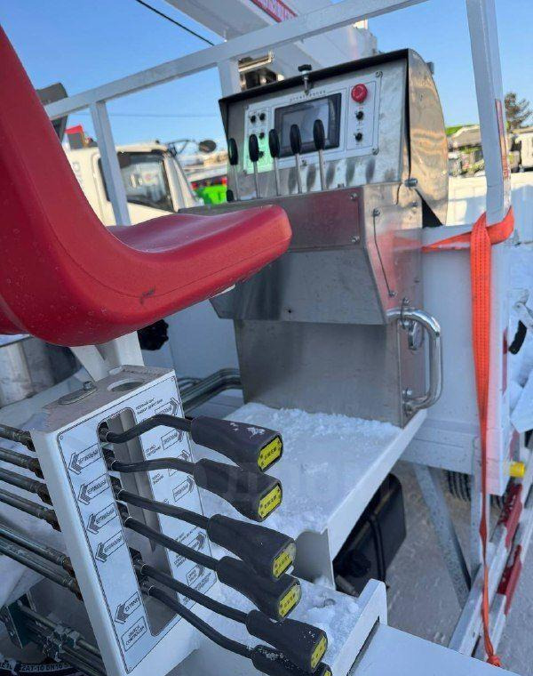 Самосвал, Автоманипулятор Isuzu Elf: фото 15 Самосвал, Автоманипулятор Isuzu Elf: фото 15