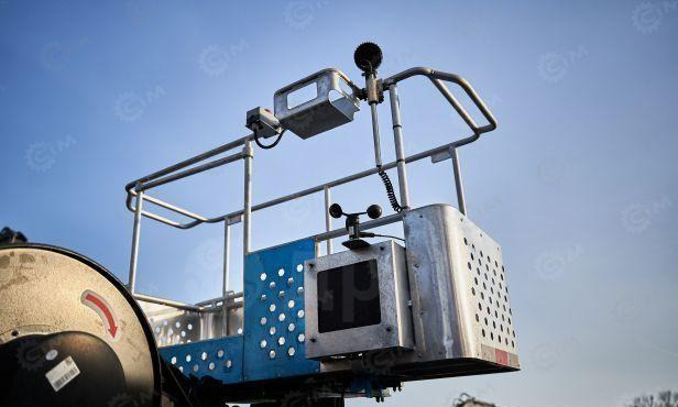 Isuzu Elf - Грузовик с подъемником: фото 4 Isuzu Elf - Грузовик с подъемником: фото 4