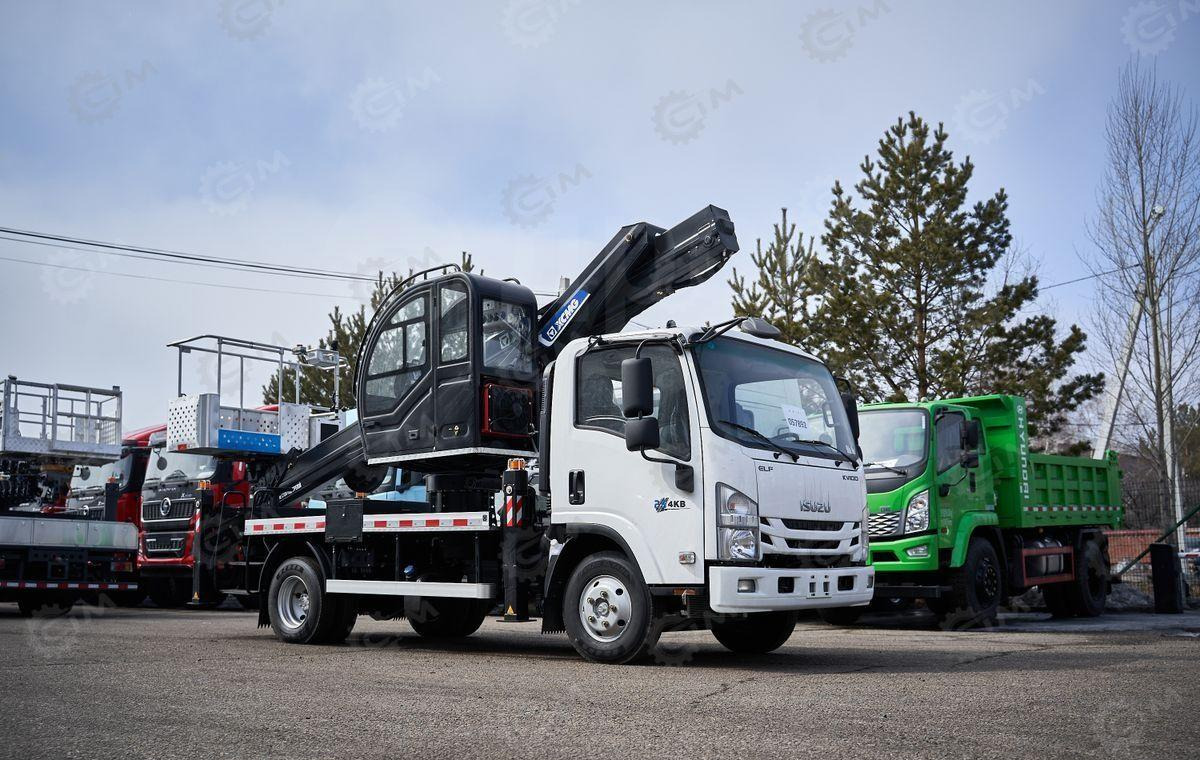 Isuzu Elf - Грузовик с подъемником: фото 2 Isuzu Elf - Грузовик с подъемником: фото 2