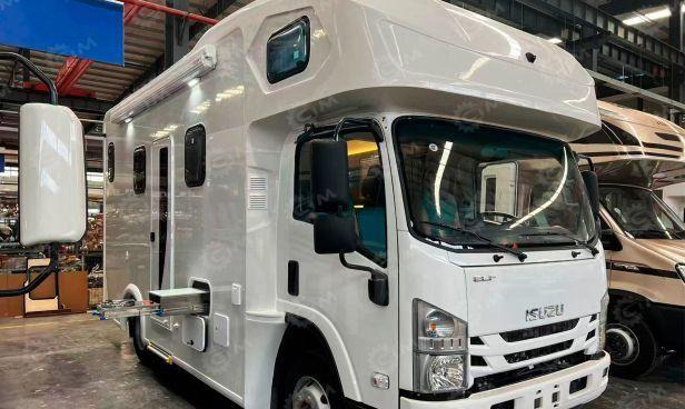 Isuzu Elf - Альковный автодом: фото 1 Isuzu Elf - Альковный автодом: фото 1