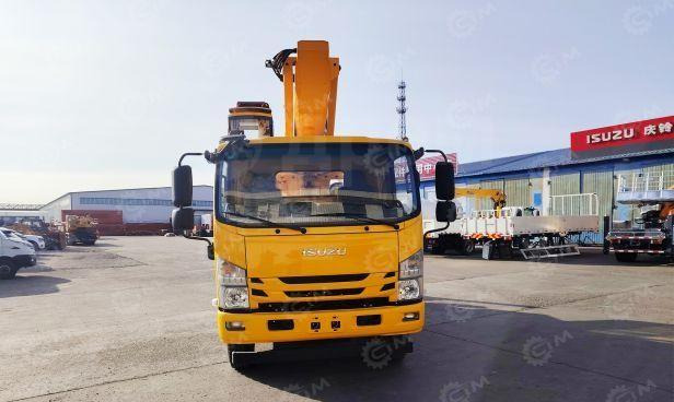 Isuzu Elf - Грузовик с подъемником: фото 2 Isuzu Elf - Грузовик с подъемником: фото 2