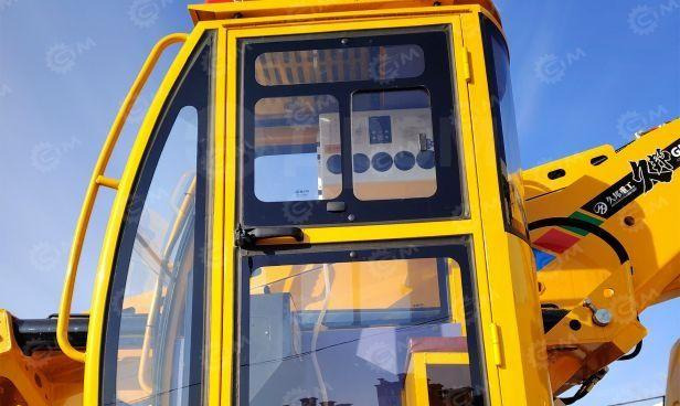 Isuzu Elf - Грузовик с подъемником: фото 5 Isuzu Elf - Грузовик с подъемником: фото 5