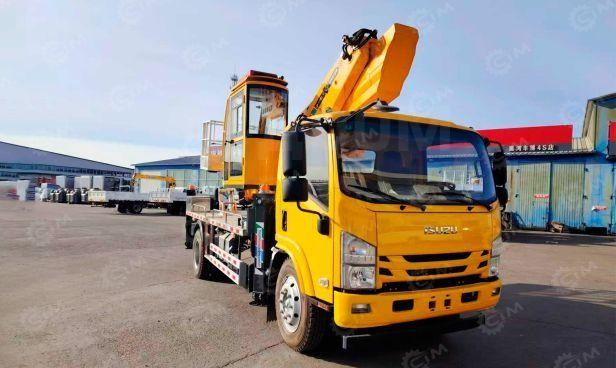 Isuzu Elf - Грузовик с подъемником: фото 1 Isuzu Elf - Грузовик с подъемником: фото 1