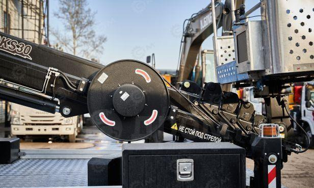 Isuzu Elf - Грузовик с подъемником: фото 5 Isuzu Elf - Грузовик с подъемником: фото 5