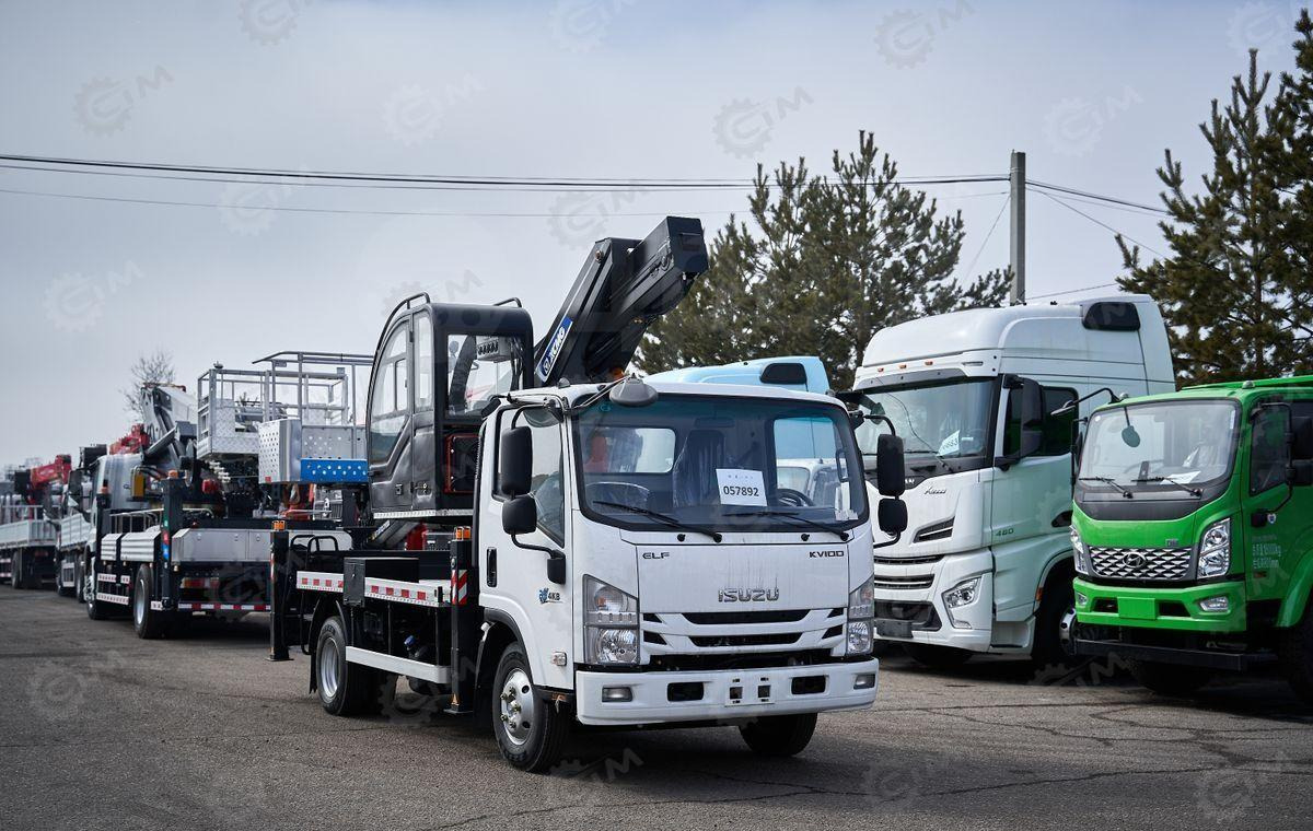Isuzu Elf - Грузовик с подъемником: фото 1 Isuzu Elf - Грузовик с подъемником: фото 1