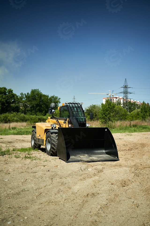 Новый Телескопический погрузчик YUGONG TR735 4WD: фото 7