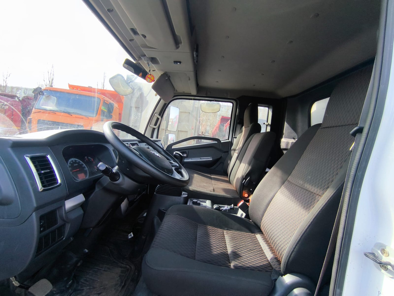 DongFeng 2818F-51 - Тентованный грузовик: фото 4 DongFeng 2818F-51 - Тентованный грузовик: фото 4
