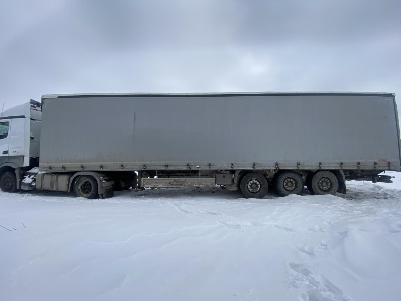 Fliegl SDS 350 - Тентованный полуприцеп: фото 1 Fliegl SDS 350 - Тентованный полуприцеп: фото 1
