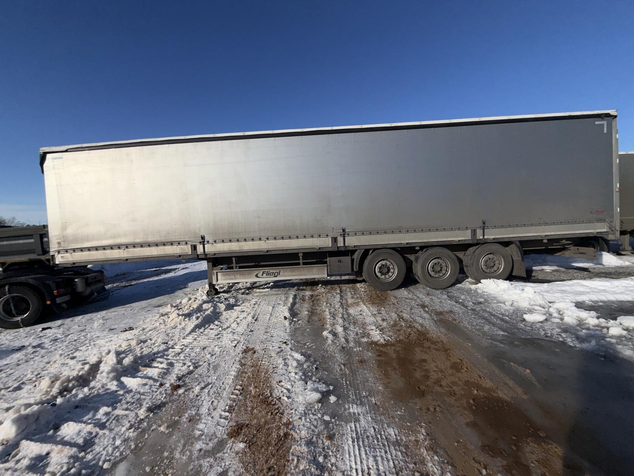 Fliegl SDS 350 - Тентованный полуприцеп: фото 4 Fliegl SDS 350 - Тентованный полуприцеп: фото 4