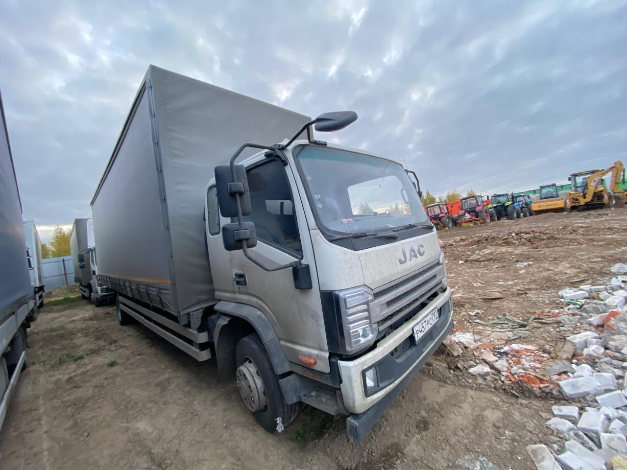 JAC SMA516 - Тентованный грузовик: фото 2 JAC SMA516 - Тентованный грузовик: фото 2
