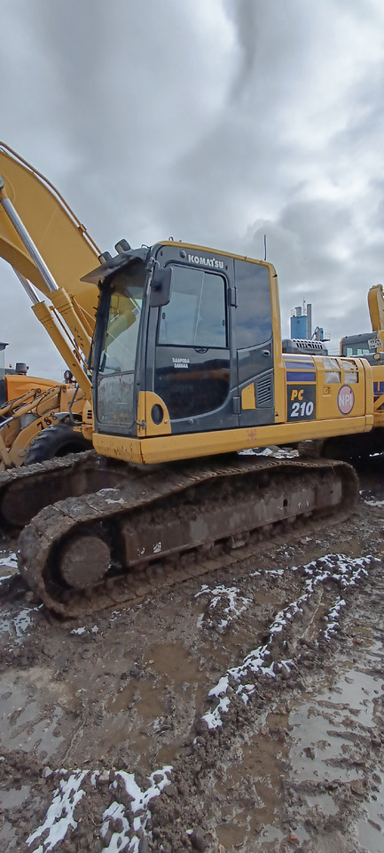 KOMATSU PC210-10M0 - Гусеничный экскаватор: фото 2 KOMATSU PC210-10M0 - Гусеничный экскаватор: фото 2