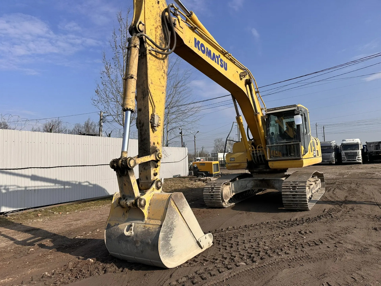 KOMATSU PC220LC-8M0 - Гусеничный экскаватор: фото 2 KOMATSU PC220LC-8M0 - Гусеничный экскаватор: фото 2