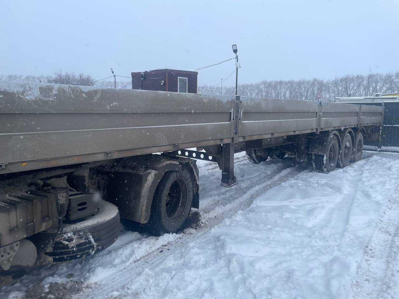 САВ (СпецАвто-Восток) 931803E3 - Низкорамный полуприцеп: фото 3 САВ (СпецАвто-Восток) 931803E3 - Низкорамный полуприцеп: фото 3