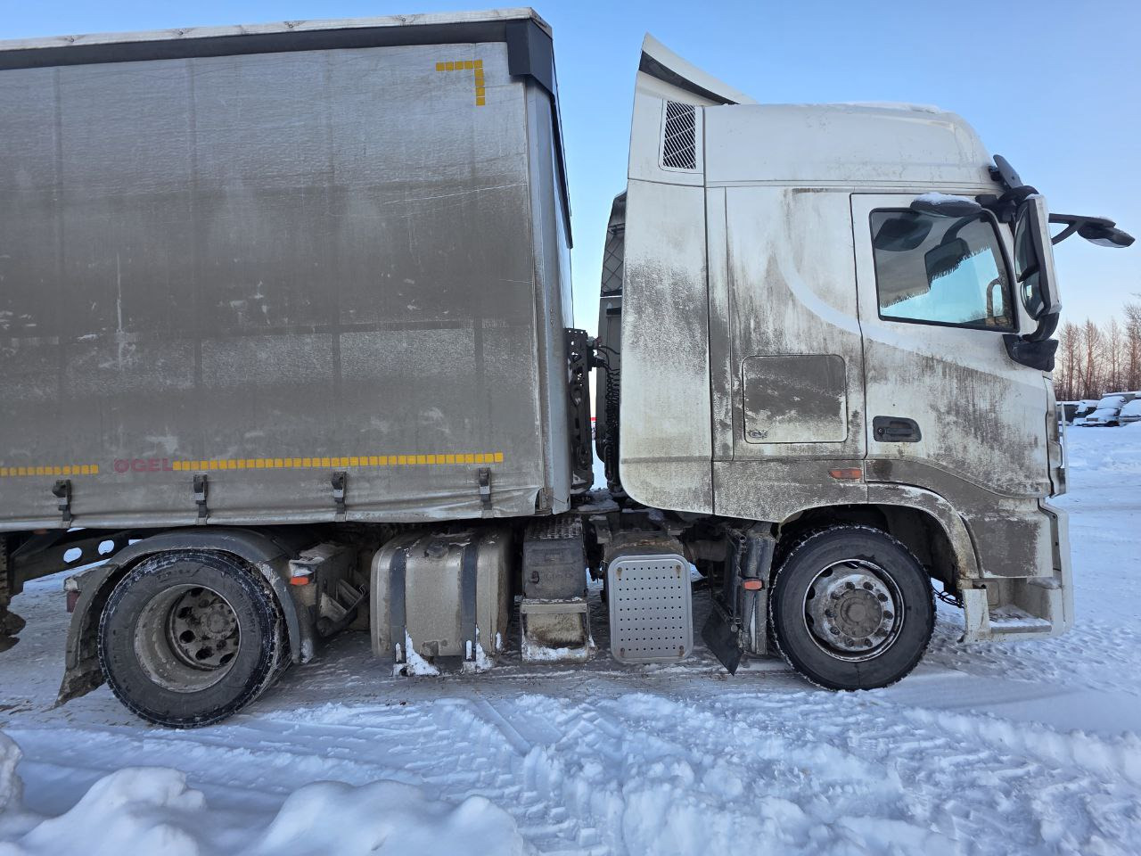 DongFeng DFH4180 - Тягач: фото 2 DongFeng DFH4180 - Тягач: фото 2