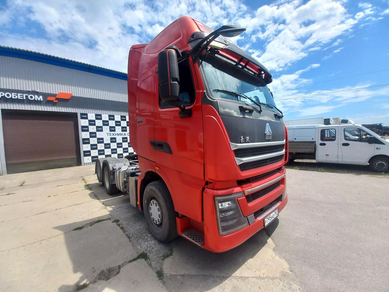 SINOTRUK ZZ4257V324HF1B - Тягач: фото 2 SINOTRUK ZZ4257V324HF1B - Тягач: фото 2
