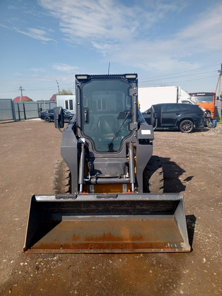 XCMG SR740RU - Мини-погрузчик (с бортовым поворотом): фото 1 XCMG SR740RU - Мини-погрузчик (с бортовым поворотом): фото 1