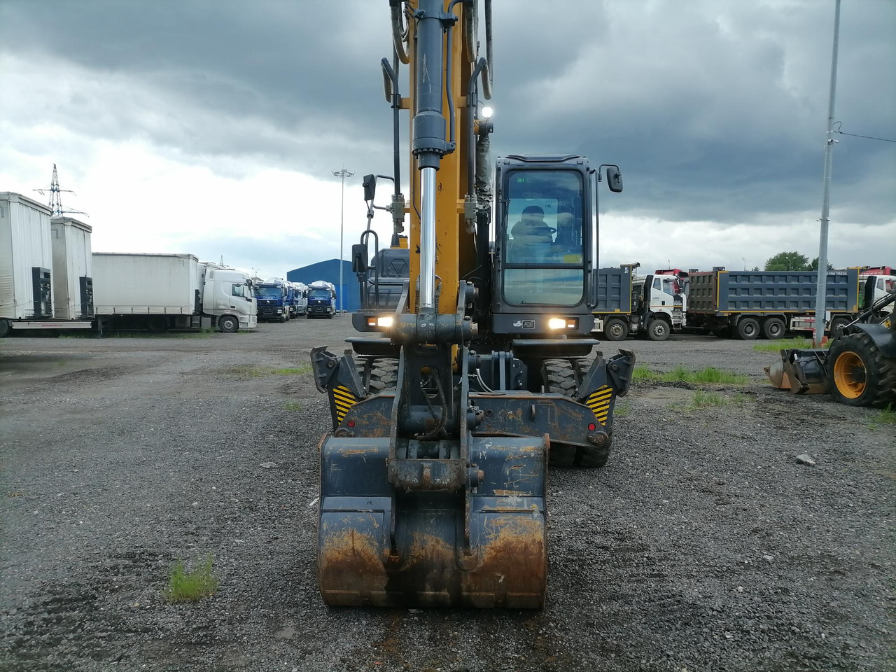 XCMG XE150WD - Колёсный экскаватор: фото 1 XCMG XE150WD - Колёсный экскаватор: фото 1