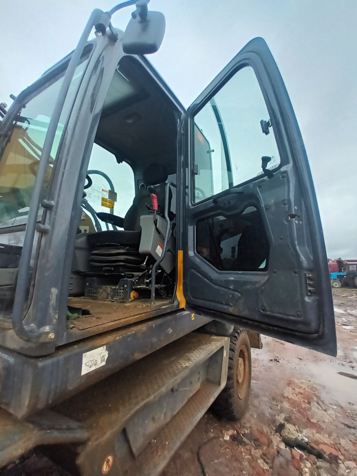 Колёсный экскаватор XCMG XE210WD: фото 6 Колёсный экскаватор XCMG XE210WD: фото 6