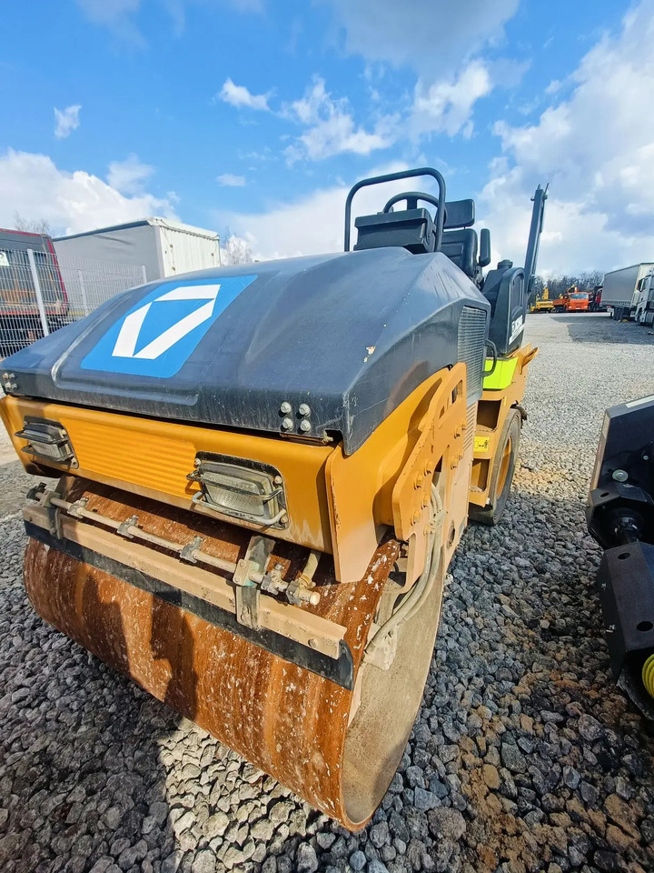 XCMG XMR403VT - Комбинированный каток: фото 4 XCMG XMR403VT - Комбинированный каток: фото 4