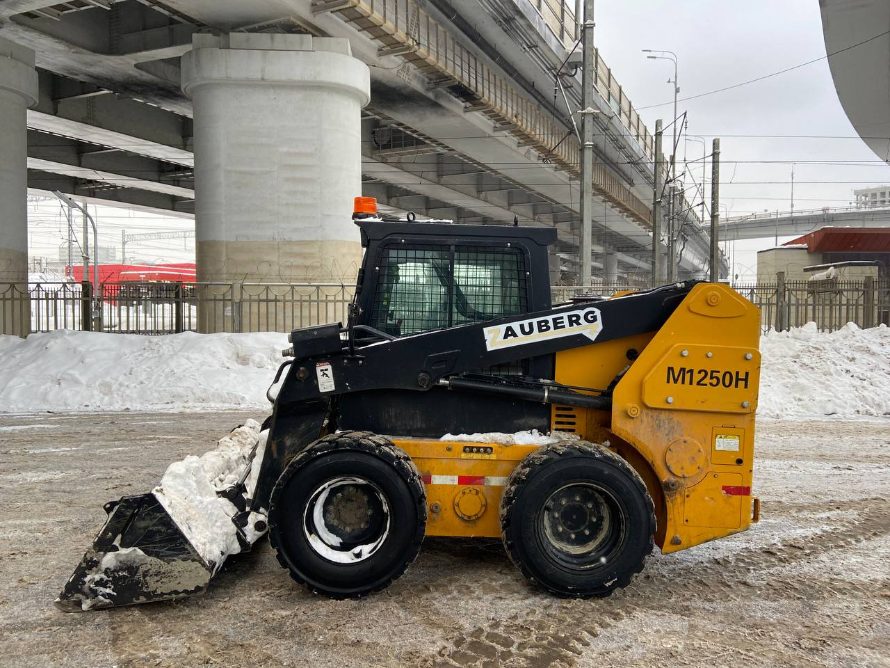 Zauberg MN1250h - Мини-погрузчик (с бортовым поворотом): фото 2 Zauberg MN1250h - Мини-погрузчик (с бортовым поворотом): фото 2