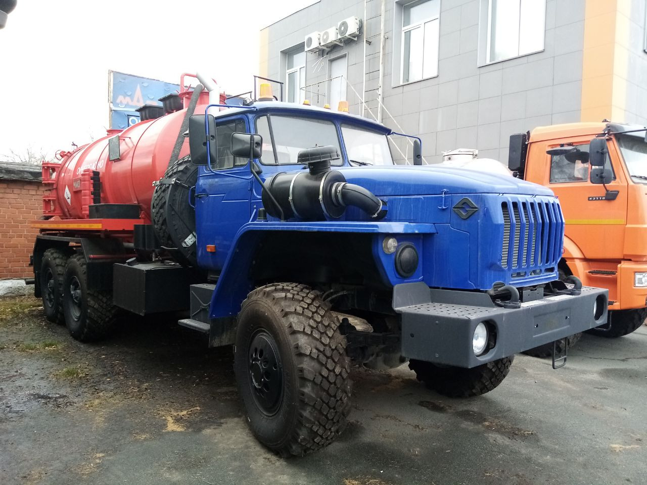 Урал 4320 АКН-10 ОД - Грузовик с цистерной: фото 1 Урал 4320 АКН-10 ОД - Грузовик с цистерной: фото 1