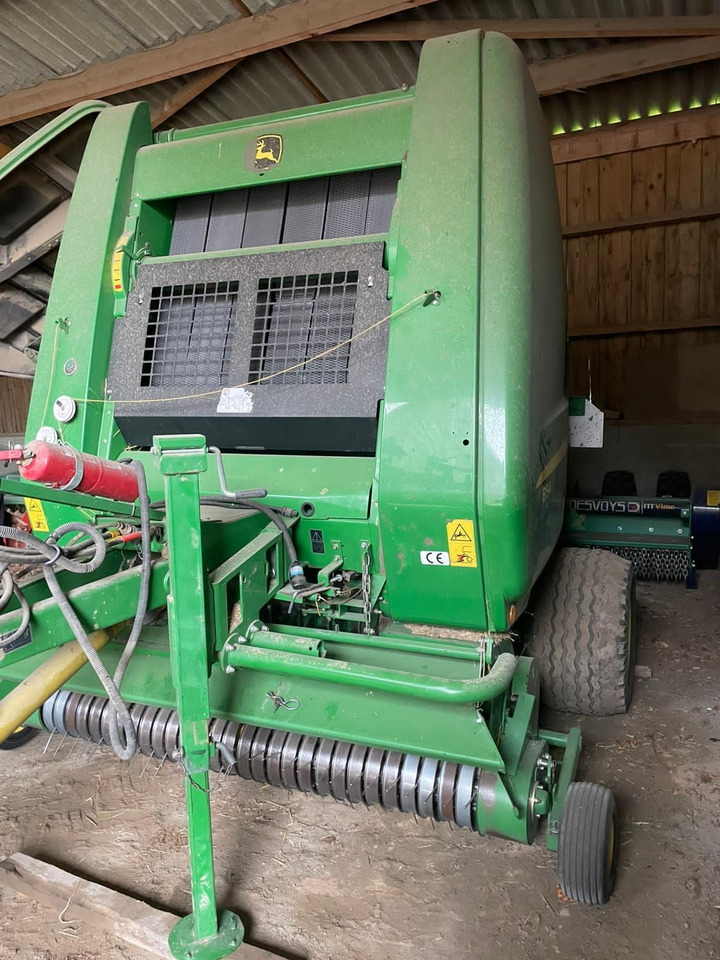 JOHN DEERE 854 - Пресс-подборщик рулонный: фото 1 JOHN DEERE 854 - Пресс-подборщик рулонный: фото 1