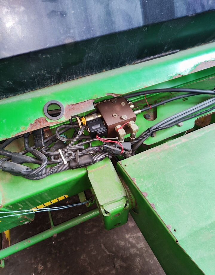 Пресс-подборщик рулонный John Deere 592: фото 9
