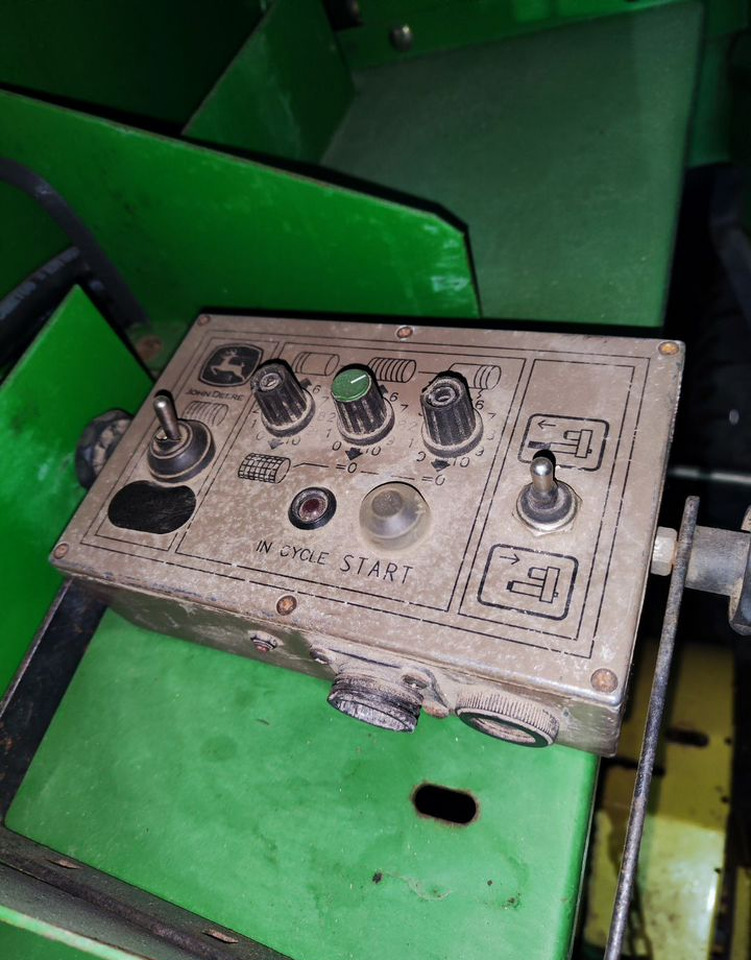 Пресс-подборщик рулонный John Deere 592: фото 12