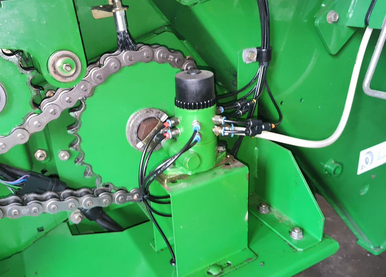 Пресс-подборщик рулонный John Deere 854: фото 9