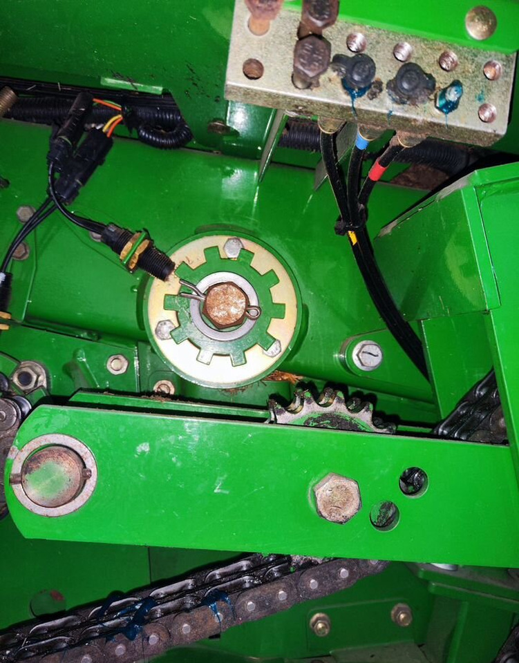 Пресс-подборщик рулонный John Deere 854: фото 9