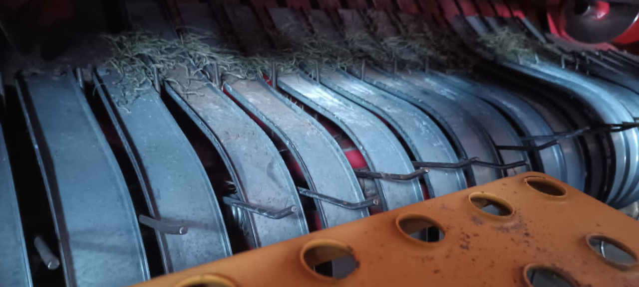 METAL-FACH Z 562 - Пресс-подборщик рулонный: фото 3 METAL-FACH Z 562 - Пресс-подборщик рулонный: фото 3