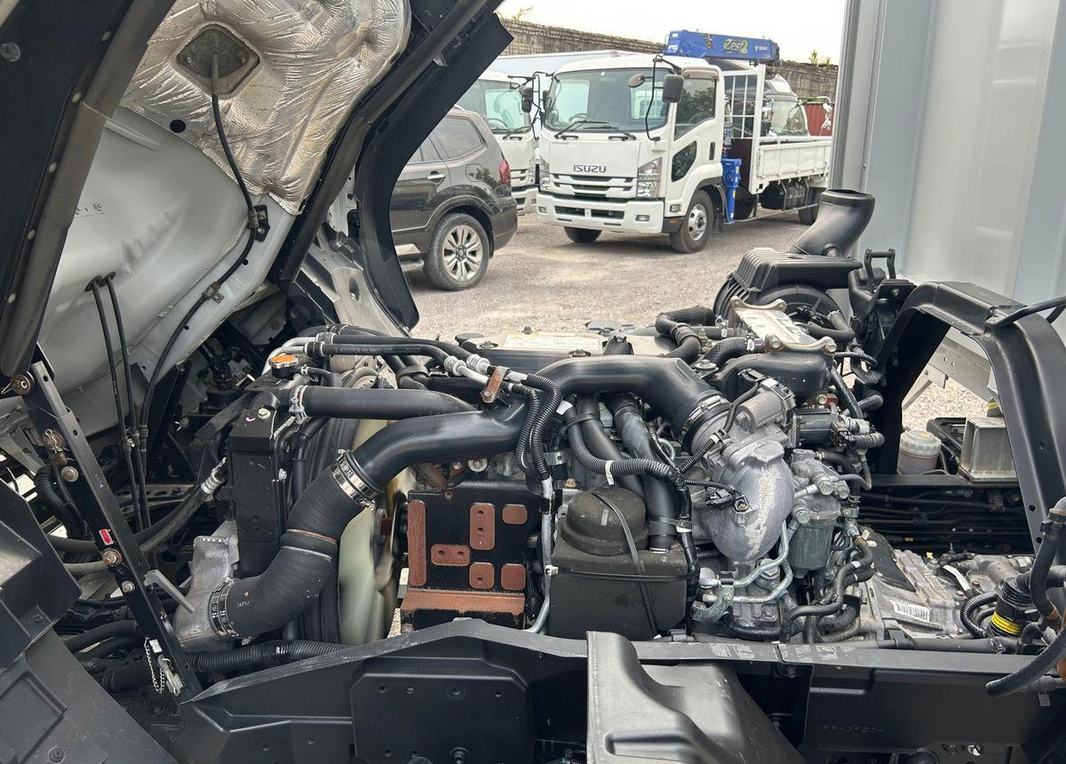 Грузовик с закрытым кузовом Isuzu Forward: фото 11 Грузовик с закрытым кузовом Isuzu Forward: фото 11