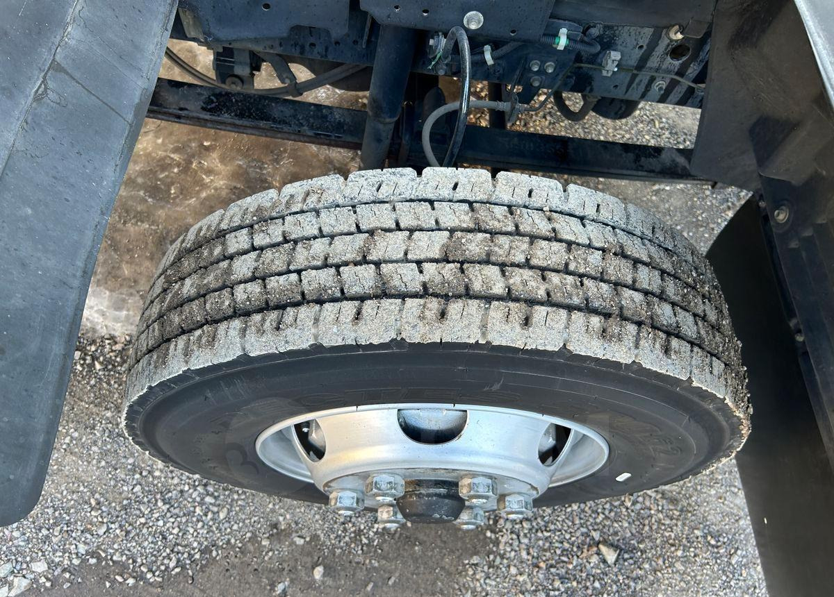 Грузовик с закрытым кузовом Isuzu Forward: фото 16