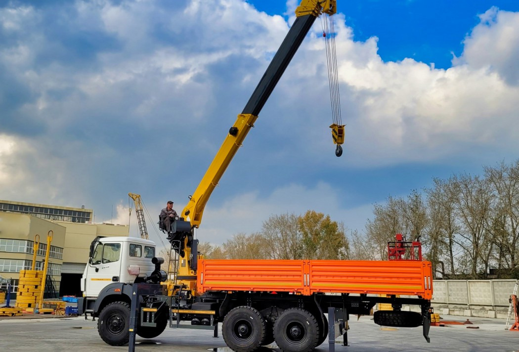 Бортовой автомобиль BEIBEN с КМУ КМ-206 Челябинец - Бортовой грузовик/ Платформа, Автоманипулятор: фото 2 Бортовой автомобиль BEIBEN с КМУ КМ-206 Челябинец - Бортовой грузовик/ Платформа, Автоманипулятор: фото 2