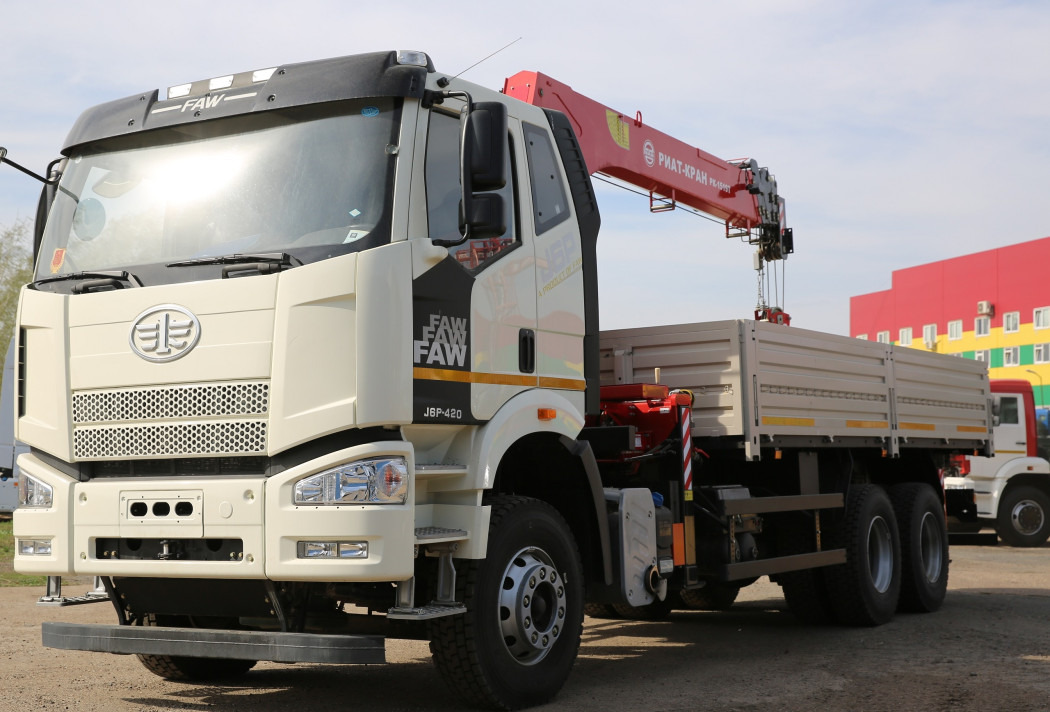 Бортовой автомобиль FAW CA3250 с КМУ РИАТ-КРАН РК-1519Т - Бортовой грузовик/ Платформа, Автоманипулятор: фото 1 Бортовой автомобиль FAW CA3250 с КМУ РИАТ-КРАН РК-1519Т - Бортовой грузовик/ Платформа, Автоманипулятор: фото 1