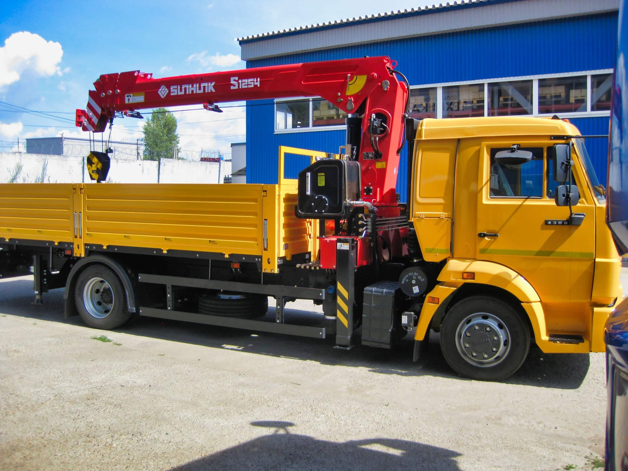 Бортовой автомобиль КАМАЗ-4308 С КМУ SUNHUNK S1254 - Бортовой грузовик/ Платформа, Автоманипулятор: фото 1 Бортовой автомобиль КАМАЗ-4308 С КМУ SUNHUNK S1254 - Бортовой грузовик/ Платформа, Автоманипулятор: фото 1