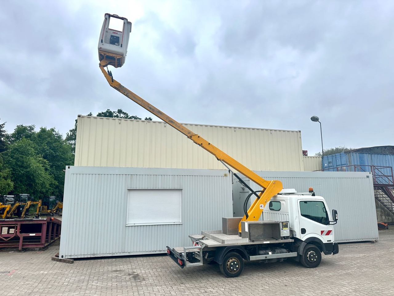 Nissan Cabstar mit Topy11 Arbeitsbühne / 11 Meter - Грузовик с подъемником: фото 3 Nissan Cabstar mit Topy11 Arbeitsbühne / 11 Meter - Грузовик с подъемником: фото 3
