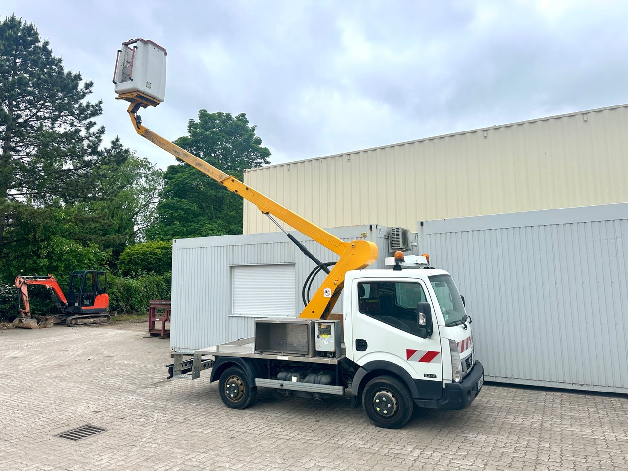 Nissan Cabstar mit Topy11 Arbeitsbühne / 11 Meter - Грузовик с подъемником: фото 1 Nissan Cabstar mit Topy11 Arbeitsbühne / 11 Meter - Грузовик с подъемником: фото 1