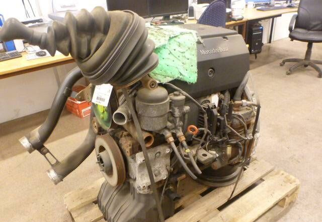 Mercedes-Benz 1422 - Двигатель: фото 2 Mercedes-Benz 1422 - Двигатель: фото 2