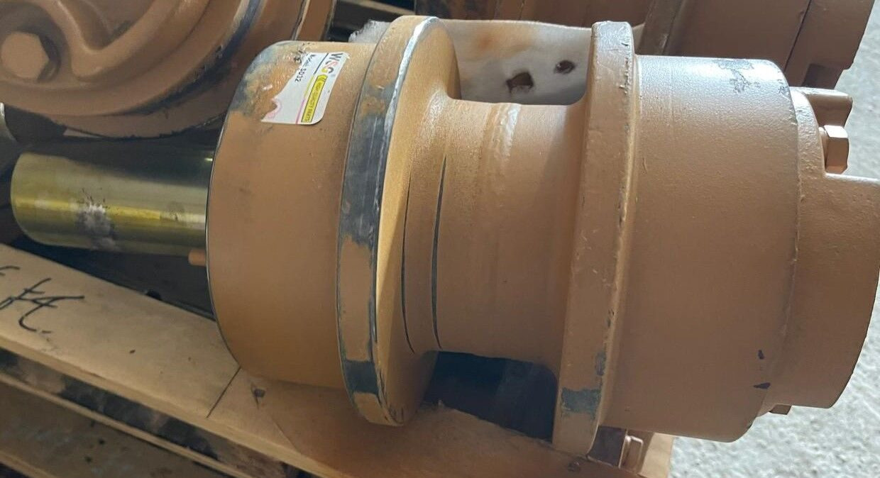 175-30-00513P010-01-SS Каток поддерживающий - Запчасти ходовой части для Бульдозеров: фото 1 175-30-00513P010-01-SS Каток поддерживающий - Запчасти ходовой части для Бульдозеров: фото 1