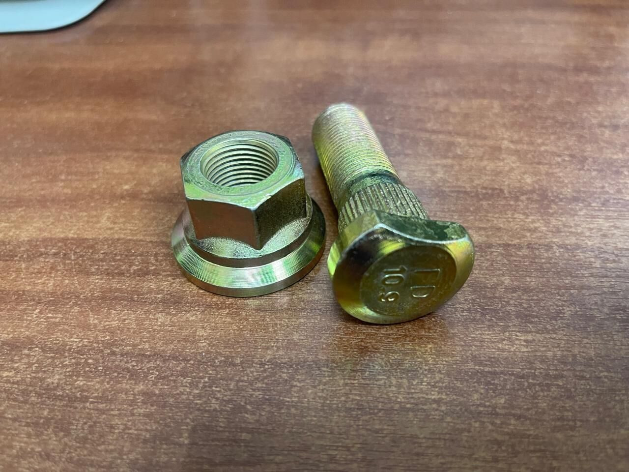 5301-3104019 Болт с гайкой ступицы (М18х1,5-6gx6001.13.1860) - Ступица для Комбайнов: фото 1 5301-3104019 Болт с гайкой ступицы (М18х1,5-6gx6001.13.1860) - Ступица для Комбайнов: фото 1