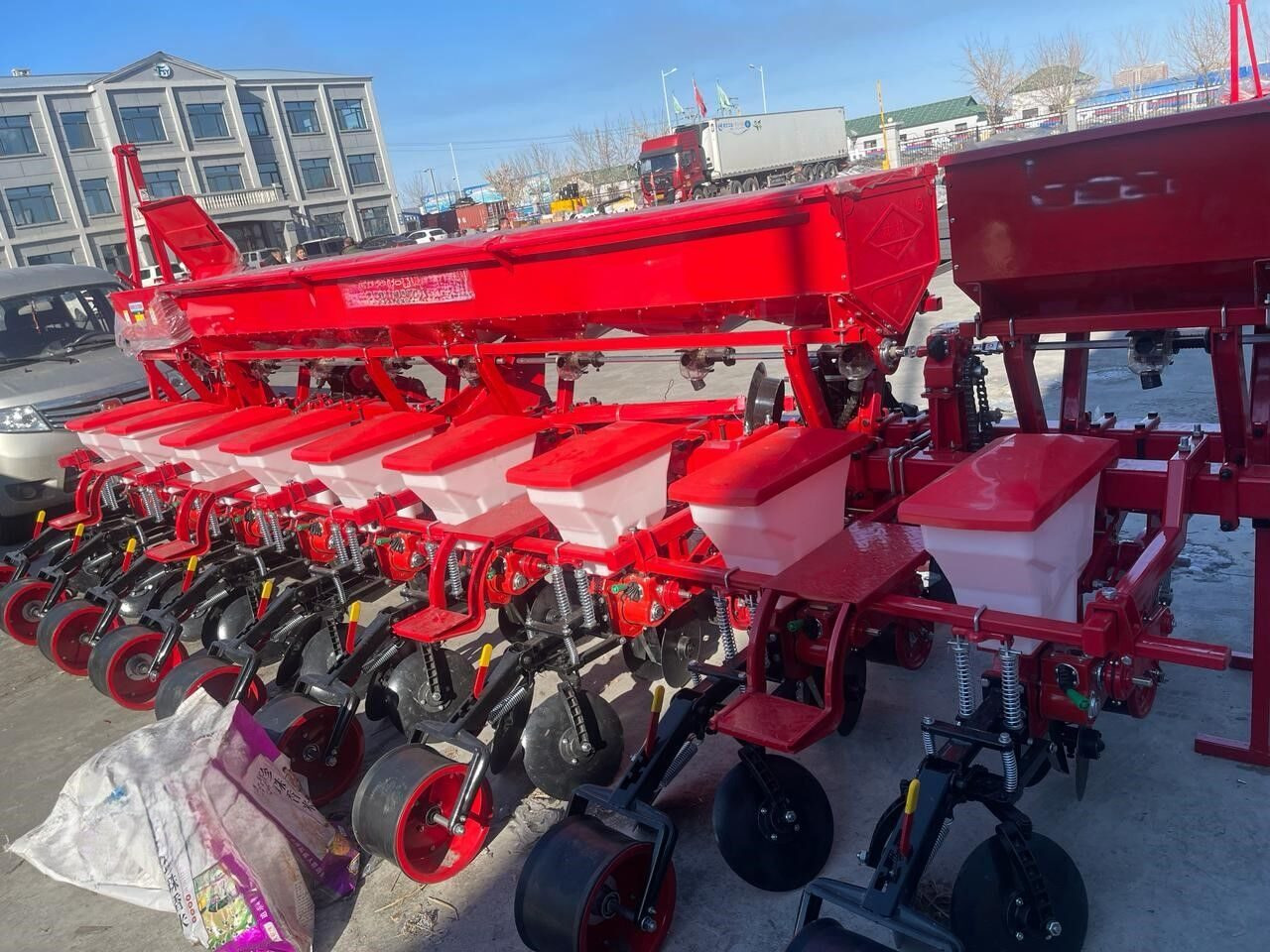 Сеялка зернотуковая 9 рядковая : 2BTF-9 - Техника для обработки почвы: фото 1 Сеялка зернотуковая 9 рядковая : 2BTF-9 - Техника для обработки почвы: фото 1