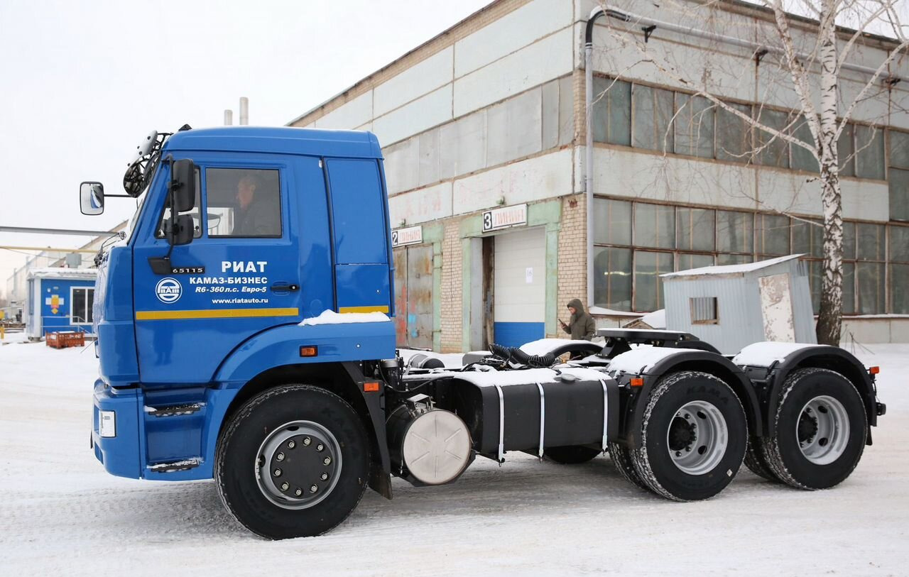 РИАТ 651103 - Тягач: фото 2 РИАТ 651103 - Тягач: фото 2