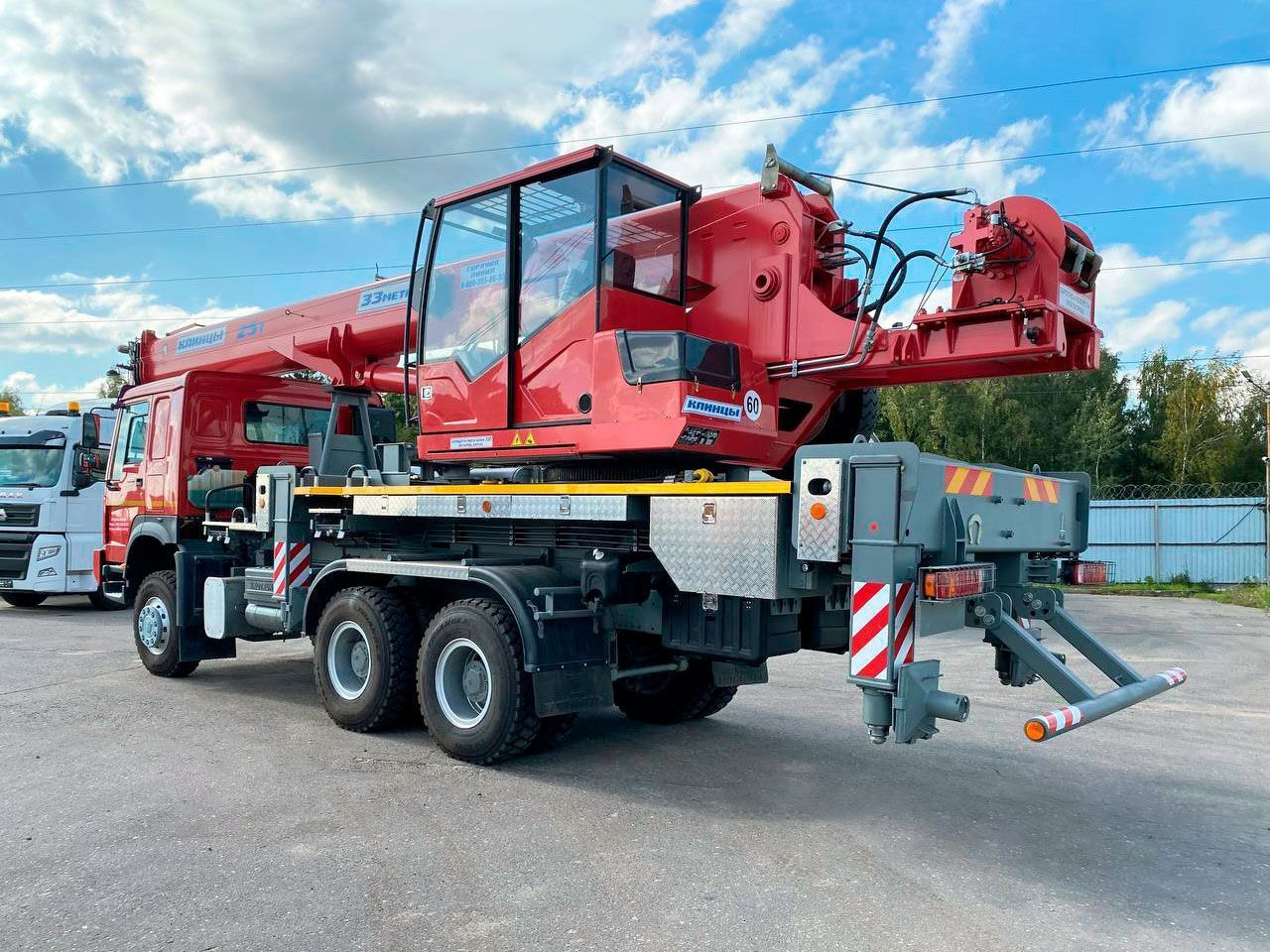 Автокран КЛИНЦЫ на шасси HOWO 6x6 полный привод - Автокран: фото 3 Автокран КЛИНЦЫ на шасси HOWO 6x6 полный привод - Автокран: фото 3