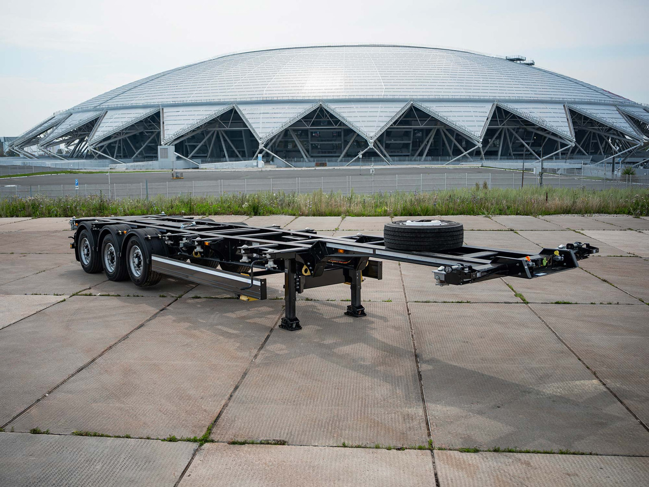 Контейнеровоз универсал оси BPW - Другая техника: фото 1 Контейнеровоз универсал оси BPW - Другая техника: фото 1